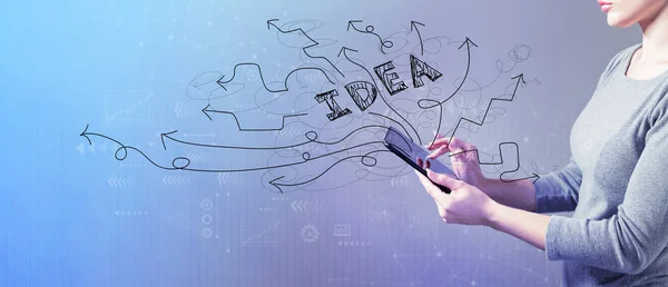 Brainstorming frecce idea con la donna utilizzando un tablet — Foto Stock