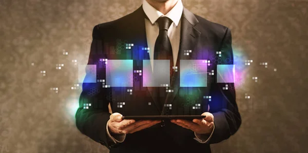 Digitale quadratische Boxen mit Geschäftsmann in der Hand, der einen Tablet-Computer hält — Stockfoto