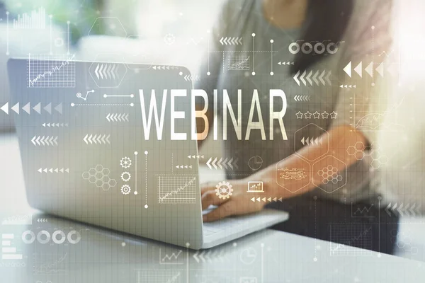 Webinar con mujer usando laptop — Foto de Stock