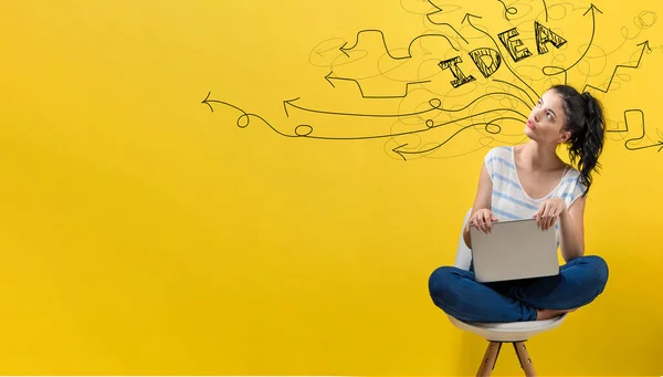 Idea de lluvia de ideas flechas con la mujer usando un ordenador portátil — Foto de Stock