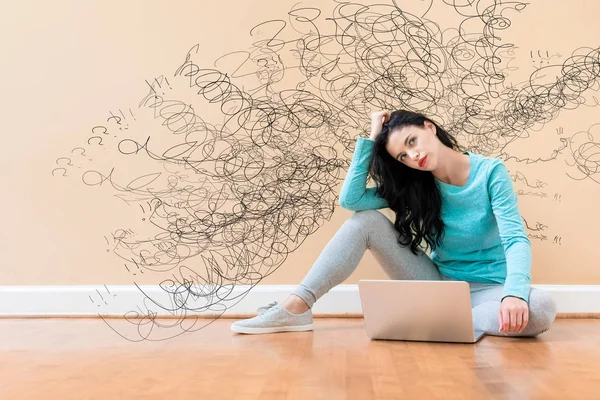 Conceito confuso com a mulher usando um laptop — Fotografia de Stock