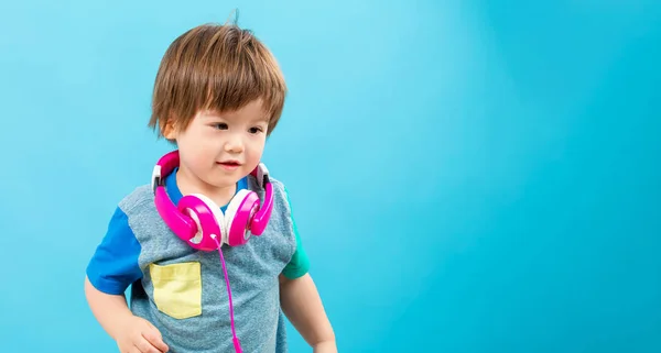 Bambino che ascolta musica con le cuffie — Foto Stock