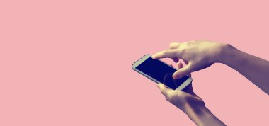 Kişi holding smartphone