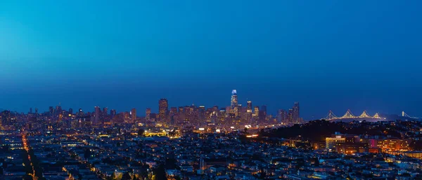 Vy över San Francisco i skymningen — Stockfoto