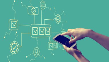 Akıllı telefon tutan kişi ile kalite kontrol onayı