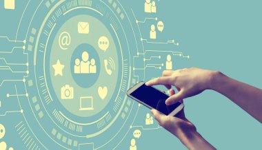 Akıllı telefon tutan kişi ile sosyal medya teması