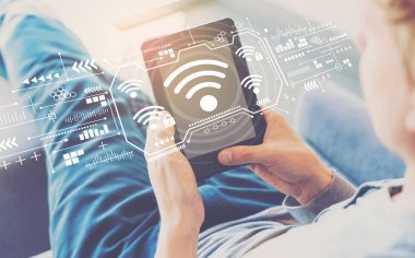 WiFi ile bir tablet kullanan adam