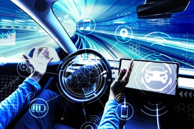 Otomatik pilot modunda bir araba kullanan kişi