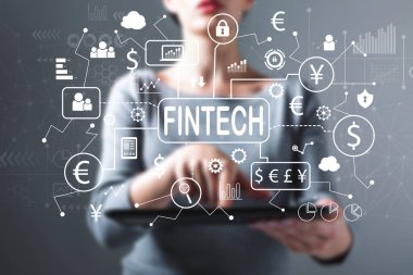 Fintech tema ile bir tablet kullanan kadın