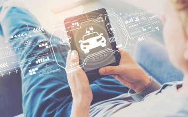 Bir tablet kullanan adam ev