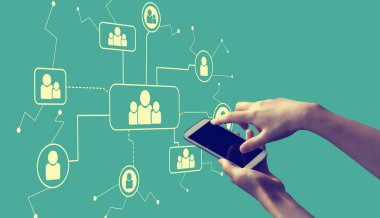 Akıllı telefon tutan kişi ile sosyal bağlantılar teması