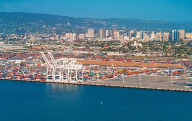 Kargo konteynerleri ile Oakland Harbor liman terminali