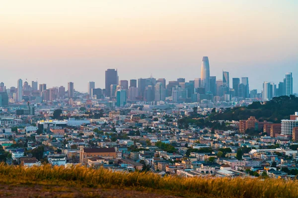 Vy över San Francisco i skymningen — Stockfoto