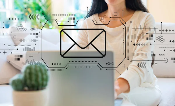 Email con la donna utilizzando il suo computer portatile — Foto Stock