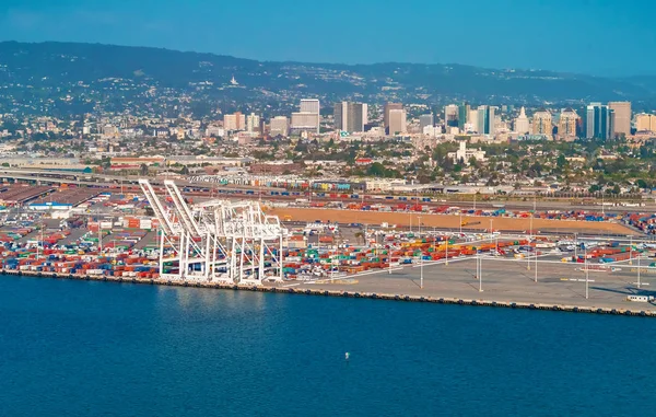 Kargo konteynerleri ile Oakland Harbor liman terminali
