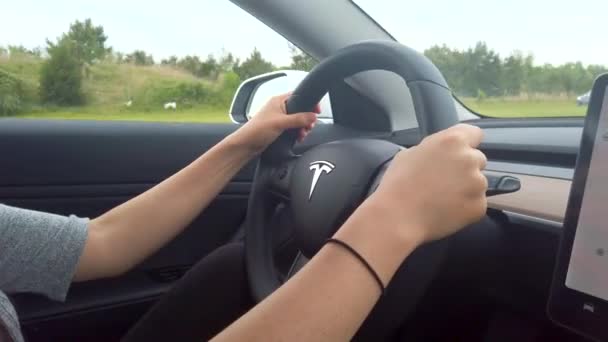 Uma mulher dirige um Tesla Modelo 3 — Vídeo de Stock