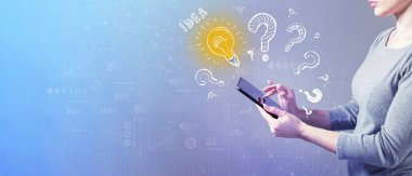 Tablet kullanan kadın ile soru işaretleri ile Fikir ampuller