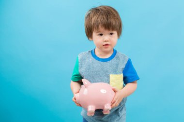 Yürümeye başlayan çocuk ile bir kumbara