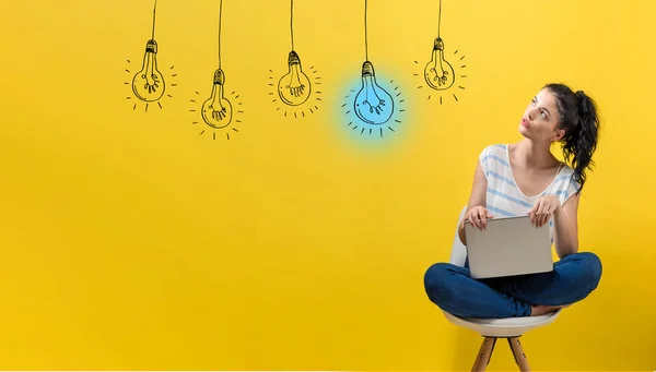 Idé glödlampor med kvinna med en bärbar dator — Stockfoto