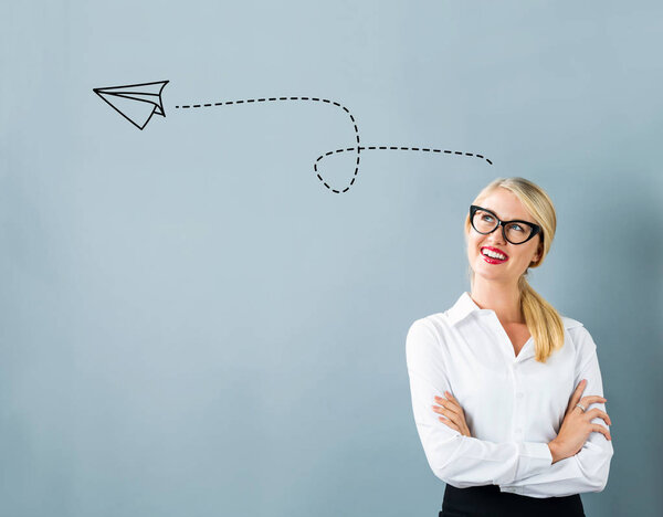 Бумажный самолет с молодой женщиной
