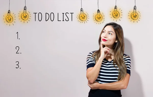 Fazer a lista com a mulher de negócios jovem — Fotografia de Stock