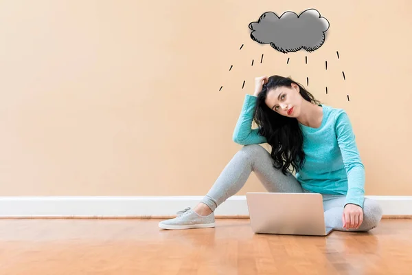 Dizüstü bilgisayar kullanan kadın ile yağmur bulutu — Stok fotoğraf