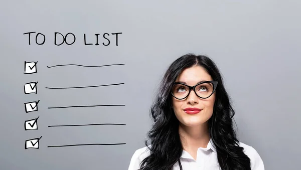 To-do-Liste mit junger Unternehmerin — Stockfoto