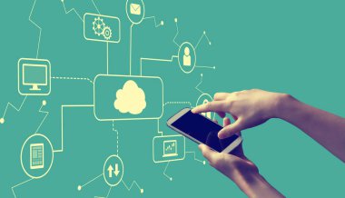 Akıllı telefonu tutan kişiyle bulut bilgi işlem