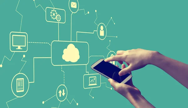 Cloud Computing met de persoon die de smartphone vasthoudt — Stockfoto
