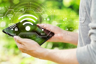 Wifi onun tablet tutan adam ile