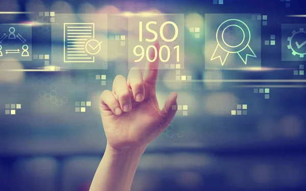 ISO 9001 με το χέρι πατώντας ένα κουμπί — Φωτογραφία Αρχείου