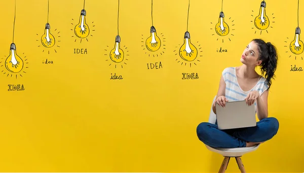 Ideia lâmpadas com mulher usando um laptop — Fotografia de Stock