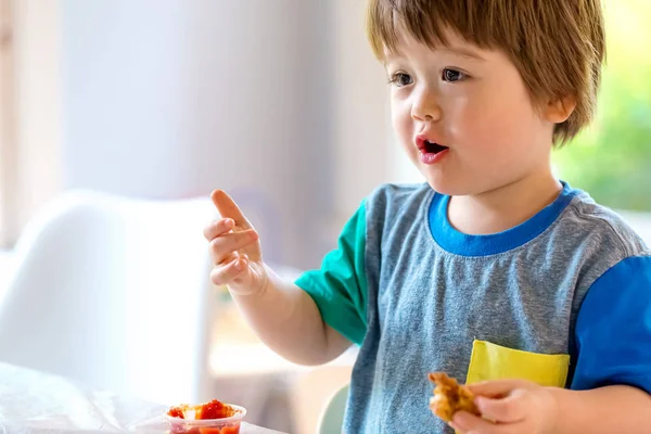 Toddler pojke äter — Stockfoto