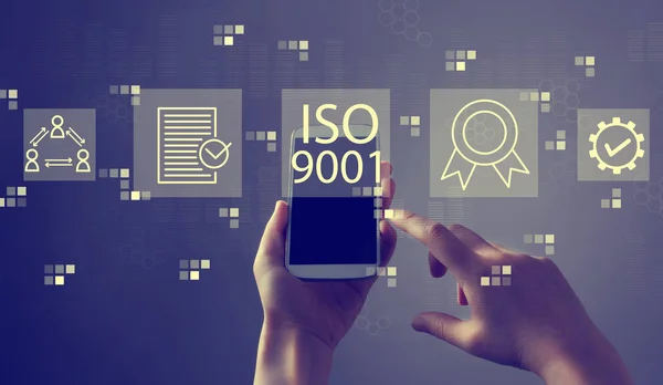 Iso 9001 mit Smartphone — Stockfoto