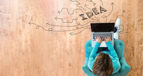 Brainstormen idee pijlen met vrouw met behulp van laptop — Stockfoto