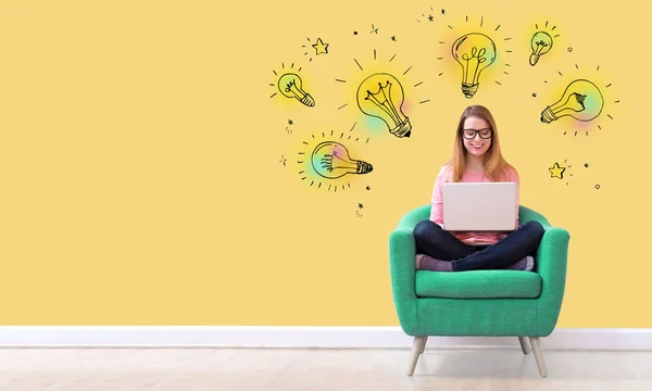 Idee gloeilampen met vrouw met behulp van een laptop — Stockfoto