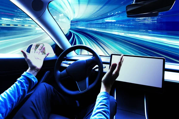 Person benutzt Auto im Autopilot-Modus — Stockfoto