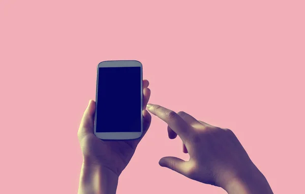 Persona sosteniendo un teléfono inteligente blanco — Foto de Stock