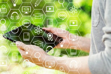 Tabletini tutan adam ile E-Öğrenme