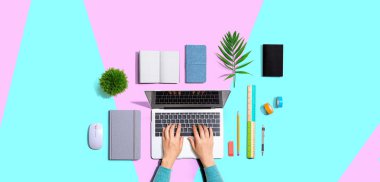 Dizüstü bilgisayar kullanan kişi