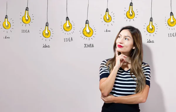 Idee Glühbirnen mit junger Geschäftsfrau — Stockfoto