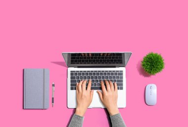 Dizüstü bilgisayar kullanan kişi