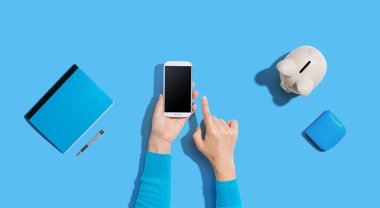 Kumbaralı akıllı telefon kullanan kişi.