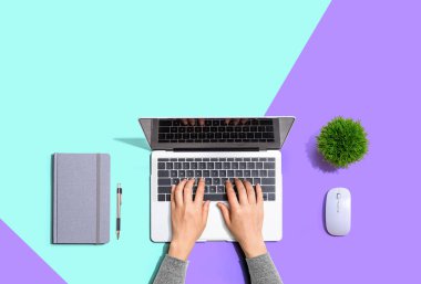 Dizüstü bilgisayar kullanan kişi