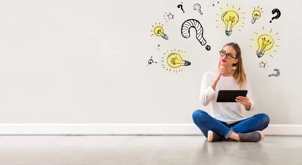 Domanda con lampadine con donna utilizzando una tavoletta — Foto Stock