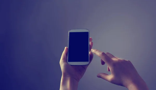 Persona sosteniendo un teléfono inteligente blanco —  Fotos de Stock