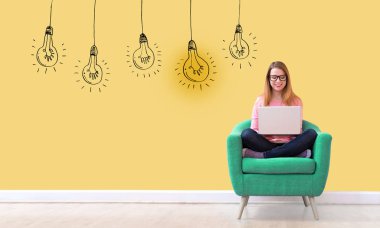 Bir dizüstü bilgisayar kullanarak kadın ile Fikir ampuller