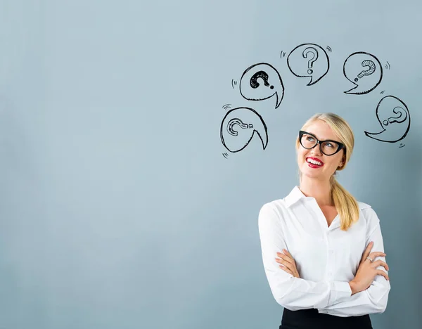 Vraagtekens met tekstballonnen met jonge vrouw — Stockfoto