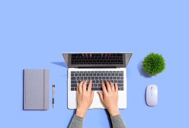 Dizüstü bilgisayar kullanan kişi