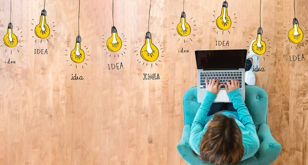 Idé glödlampor med kvinna som använder laptop — Stockfoto